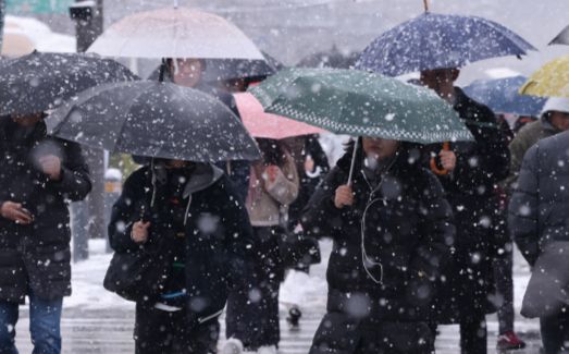 19일은 전국에 가끔 구름이 많다가 오전부터 맑아지겠다. 사진은 난데없는 3월 대설주의보가 발효된 18일 오전 서울 광화문네거리에서 시민들이 출근길 발걸음을 옮기는 모습. /사진=뉴스1