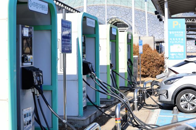 국토교통부가 주민 불편을 해소하고 친환경 에너지·전기차 충전 인프라를 확대하기 위해 개발제한구역법 시행령 개정안을 통과시켰다. 사진은 전기차 충전소에 주차된 차량이 충전하는 모습. /사진=뉴스1