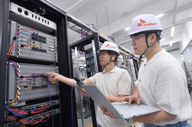 B2B 시장에서 SK브로드밴드는 SK텔레콤과의 시너지를 통해 통신 서비스 경쟁력을 강화하고 'SmartWAN' 과 'Cloud X' 등 제로트러스트 기반의 보안이 강화된 서비스를 제공하는 등 시장 리더십도 더욱 공고히 하고 있다. 사진은 SK브로드밴드 직원들이 테스트베드에서 IP-MPLS 전송 기술 방식에 대한 성능 시험과 장비 시연하고 있는 모습. /사진=SK브로드밴드 제공