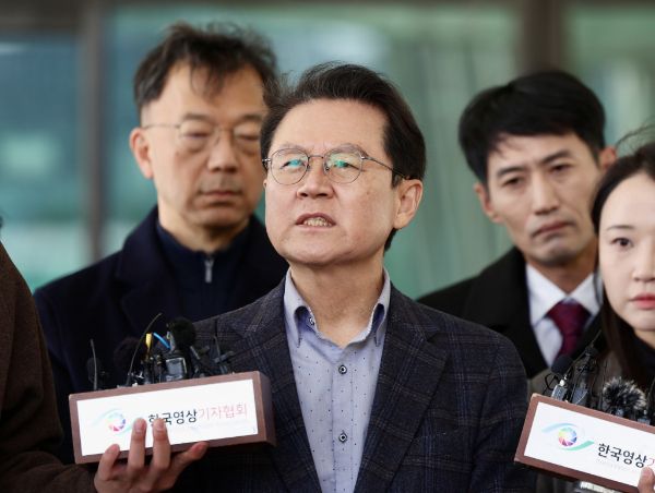 윤석열 대통령 측 윤갑근 변호사가 대통령 탄핵심판 선고 기일을 예상하기 어렵다고 밝혔다. 사진은 윤석열 대통령 변호인단 윤갑근 변호사가 기자들 앞에서 입장을 밝히는 모습. /사진=뉴시스