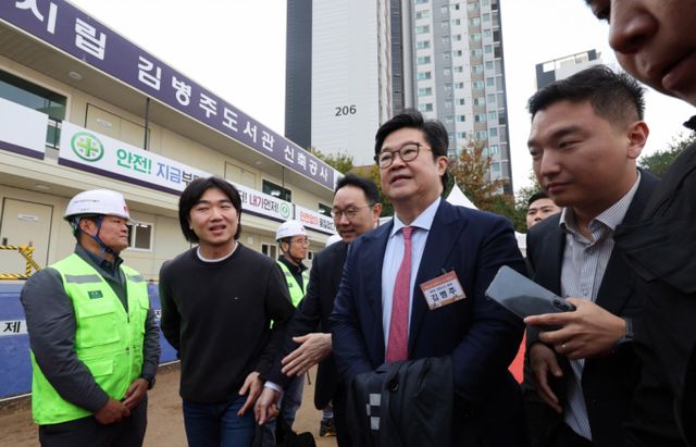 김병주 MBK파트너스 회장이 국회 정무위원회 현안질의에 참석하지 않겠다고 밝혔다. 사진은 김 회장이 지난해 11월4일 서울 서대문구 북가좌동에서 열린 김병주도서관 착공식에 참석한 모습. /사진=뉴스1