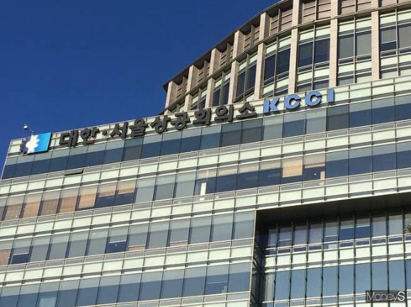 '제52회 상공의 날 기념식'에서 상공인과 근로자 231명이 산업훈장과 산업포장, 대통령 표창 등을 수상했다. 사진은 서울 중구 대한상공회의소 회관. / 사진=이한듬 기자