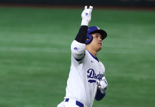 LA다저스가 도쿄시리즈 2차전에서 시카고 컵스를 잡아내며 2연승을 기록했다. 사진은 지난 19일(현지시각) 일본 도쿄돔에서 열린 2025 메이저리그(MLB) 개막 도쿄시리즈 LA다저스와 시카고 컵스의 경기에 선발 출전한 오타니 쇼헤이의 모습. /사진=로이터