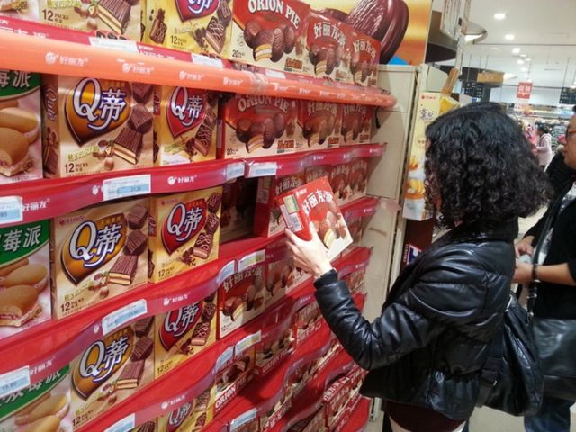 오리온의 지난달 지난달 중국법인 실적이 현지에 맞춘 영업방식 효율화와 성장 채널 집중 전략 등으로 성장했다. 사진은 중국 내 한 마트에서 오리온 제품을 구입하는 현지인들의 모습. /사진=오리온