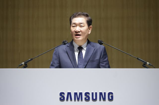 한종희 삼성전자 대표이사 부회장이 19일 경기도 수원시 영통구 수원컨벤션센터에서 열린 삼성전자 제56기 정기 주주총회에서 재도약을 다짐했다. /사진=공동취재단(뉴시스)