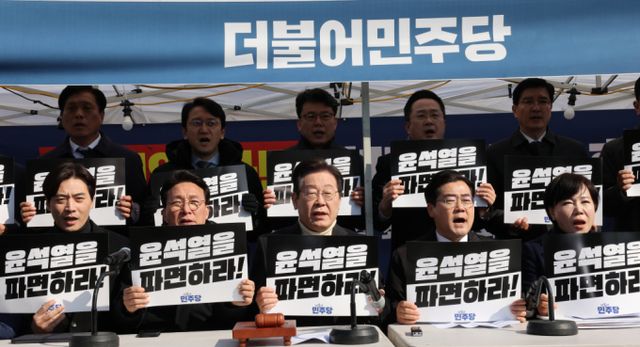 박찬대 더불어민주당 원내대표가 헌법재판소를 향해 "윤석열의 선고기일을 조속히 지정하고 파면하길 바란다"고 했다. 사진은 이재명(앞줄 왼쪽 세 번째부터) 더불어민주당 대표와 박찬대 원내대표 등 지도부가 19일 서울 종로구 경복궁역 부근 광화문 민주당 천막농성장에서 열린 현장 최고위원회의에서 윤석열 파면을 촉구하는 피케팅을 하고 있는 모습. /사진=뉴시스