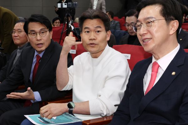 한국사 강사 전한길이 유튜브 생방송에서 문형배 헌법재판소장 대행 집을 공개했다. 사진은 한국사 강사 전한길이 국민 대토론회에 참석한 모습. /사진=뉴시스