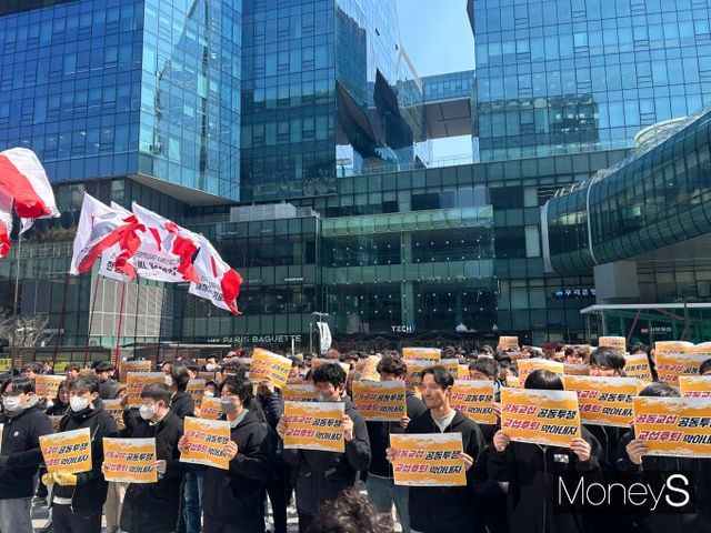 카카오 노조는 경영 실패의 책임을 노동자들에게 떠넘기고 있다는 점을 비판했다. 사진은 19일 경기 성남시 소재 카카오 아지트 앞에서 카카오 노조가 공동행동에 나선 모습. /사진=김성아 기자