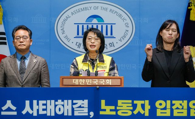 마트산업노동조합이 홈플러스의 회생을 위한 공동대책위원회 구성을 제안했다. 안수용 마트산업노조 홈플러스지부 위원장이 19일 서울 여의도 국회 소통관에서 열린 '홈플러스 사태해결, 노동자 입점업체 생존권 보장을 위한 공동대책위 제안 기자회견'에 참석해 발언하고 있다. /사진=뉴스1