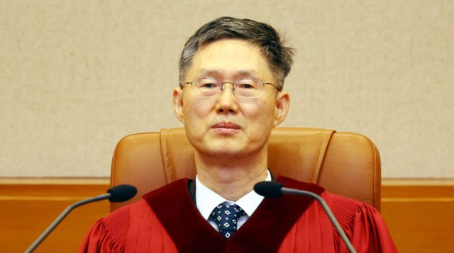 문 헌재소장 대행에 대한 살인 예고 협박 글을 게시한 유튜버가 경찰 조사를 받고 있다. 사진은 지난 13일 서울 종로구 헌법재판소 대심판정에서 문형배 헌법재판소장 권한대행이 자리에 앉고 있는 모습. /사진=뉴시스