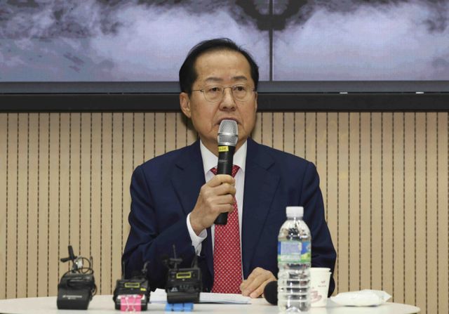 홍준표 대구시장이 윤석열 대통령에 대한 탄핵 심판이 인용되기 어려울 것이라는 의견을 내농았다. 사진은 지난 19일 서울 관악구 서울대학교를 찾은 홍준표 대구시장의 모습. /사진=뉴시스