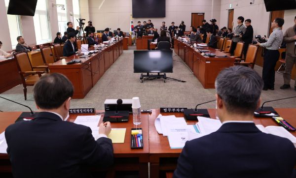 더불어민주당이 주도하는 김건희 특검법과 마약수사 외압 의혹 상설특검 수사요구안이 국회 법제사법위원회 법안심사소위를 통과했다. 사진은 19일 오전 서울 여의도 국회에서 열린 법제사법위원회 법안심사제1소위원회에서 김석우(오른쪽) 법무부차관과 배형원 법원행정처 차장이 참석해 자료를 살펴보고 있는 모습. /사진=뉴시스