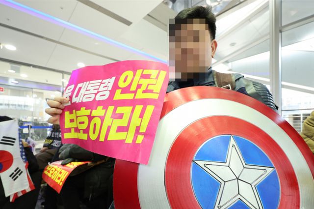  '캡틴 아메리카' 복장을 하고 중국 대사관과 경찰서 난입을 시도했던 윤 대통령 지지지가 구속 상태로 재판에 넘겨졌다. 사진은 지난달 10일 서울 중구 국가인권위원회를 찾은 윤석열 대통령 지지자가 불구속 수사를 권고를 촉구하는 모습. /사진=이미지투데이