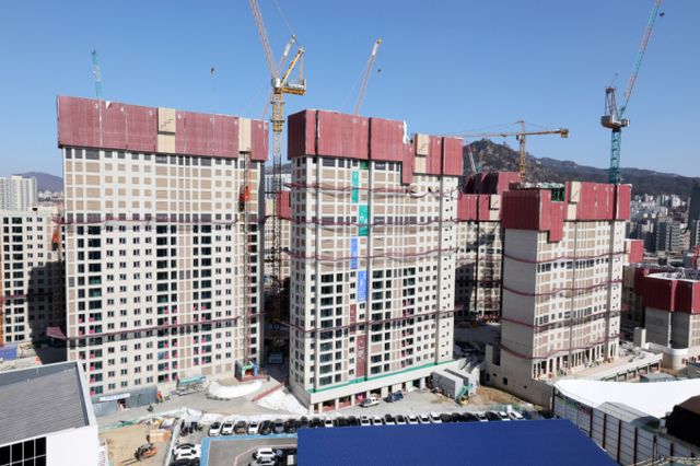 정부가 '부동산 PF 상황 점검회의'를 열고 시공사에 과도한 부담이 된 책임준공 의무를 줄이는 개선방안을 발표했다. 사진은 지난달 서울시내 한 아파트단지 공사현장. /사진=뉴스1