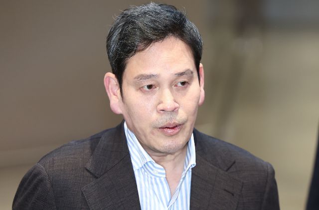 정용진 신세계그룹 회장이 지난해 보수를 자진 삭감하며 쇄신 솔선수범의 자세를 보였다. 지난해 12월22일 방미 일정을 마치고 인천국제공항 제2터미널을 통해 귀국하며 취재진 질문에 답하고 있다. /사진=뉴스1