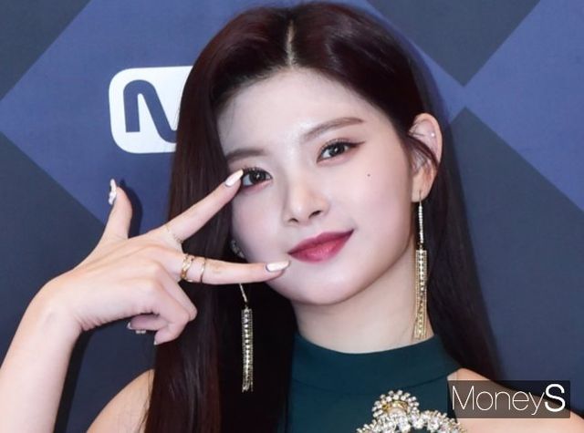 '6년 차 아이돌' 에버글로우 중국인 멤버 이런(왕이런)이 수입이 전혀 없다고 털어놨다. 사진은 지난 2020년 2월 서울 마포구 CJ E&M센터에서 '엠카운트다운' 생방송에 참석한 그룹 에어글로우 멤버 이런. /사진=임한별 기자