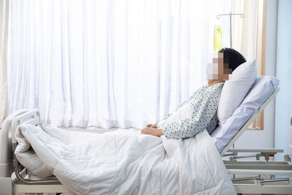 아버지가 무사히 위암 수술을 마쳤다는 소식을 전하자 지인이 보험금을 물어 손절을 고민 중이라는 누리꾼 사연이 전해졌다. 사진은 기사와 직접적인 관련 없음. /사진=이미지투데이