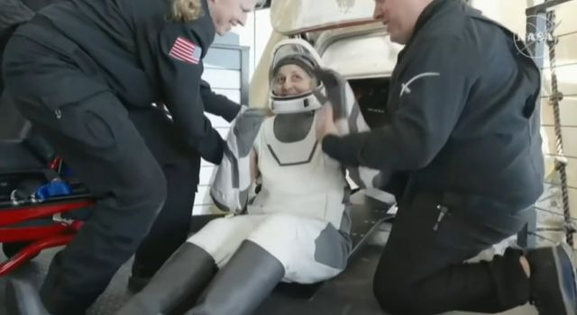 미국 항공우주국(NASA·나사) 소속 우주비행사 수니 윌리엄스와 부치 윌모어가 지구 귀환에 성공했다. 사진은 우주선 크루 드래건을 타고 미국 플로리다주 해안에 착륙한 수니 윌리엄스의 모습. /사진=CBS뉴스 방송화면 캡처