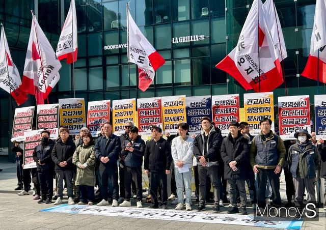 카카오 그룹 노동조합이 교착 상태에 놓인 임금 단체협상과 관련해 경영진을 비판한 데 이어 사측의 포털 '다음' 법인 분리 계획을 두고도 "포장된 권고사직과 매각 등 구조조정"이라며 반발했다. 사진은 19일 경기 성남시 분당구 소재 카카오 아지트에서 카카오 그룹 노동조합이 기자회견을 진행한 모습. /사진=김성아 기자