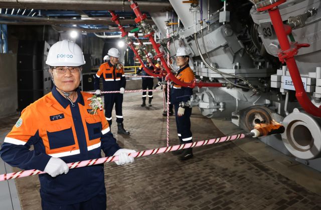장인화 포스코그룹 대표이사 회장이 포항제철소 4고로 풍구에 화입을 하고 있다. /사진=포스코홀딩스