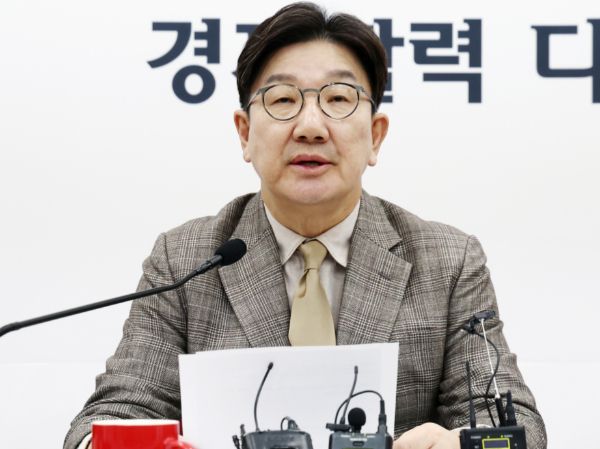 권성동 국민의힘 원내대표는 이재명 더불어민주당 대표를 향해 '테러리스트가 한 말 아니냐'고 비판했다. 사진은 권성동 국민의힘 원내대표가 19일 오후 서울 여의도 국회에서 열린 기자간담회에서 발언하고 있는 모습. /사진=뉴스1