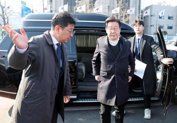 경찰 신변 보호 조치를 받는 이재명 더불어민주당 대표가 방탄복을 입고 공식 일정에 나섰다. 사진은 이재명 더불어민주당 대표가 19일 오전 서울 종로구 경복궁역 부근 광화문 민주당 천막농성장에서 열린 현장 최고위원회의에 방탄복을 착용한 채 참석하는 모습. /사진=뉴시스