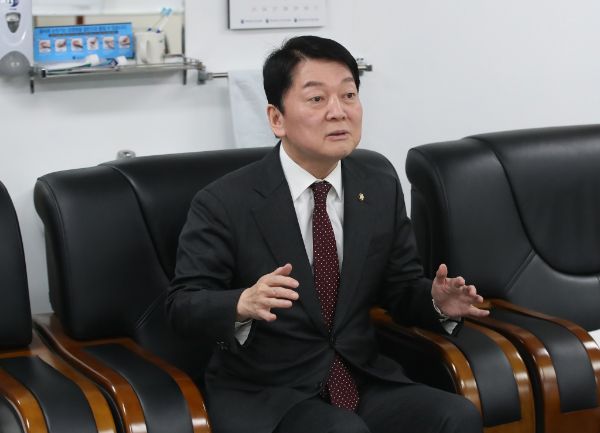 안철수 국민의힘 의원이 이재명 더불어민주당 대표가 부산에서 흉기 피습을 당한 사건을 언급했다. 사진은 안철수 국민의힘 의원이 대구동산병원을 찾아 정우진 병원장과 대화하는 모습. /사진=뉴스1