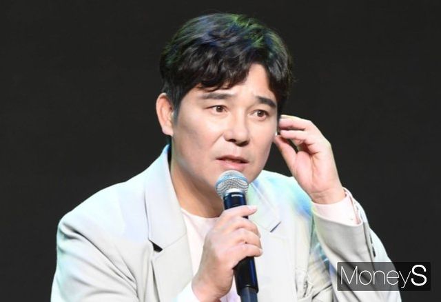 가수 임창정의 공연 계약과 관련한 분쟁이 계속되고 있다. 사진은 지난 2020년 경기 파주시 에스아이엠 엔터테이먼트 사옥에서 열린 정규 16집 타이틀곡 '힘든 건 사랑이 아니다' 발매 기념 쇼케이스 무대에 올라 질문에 답하고 있다. /사진=장동규 기자