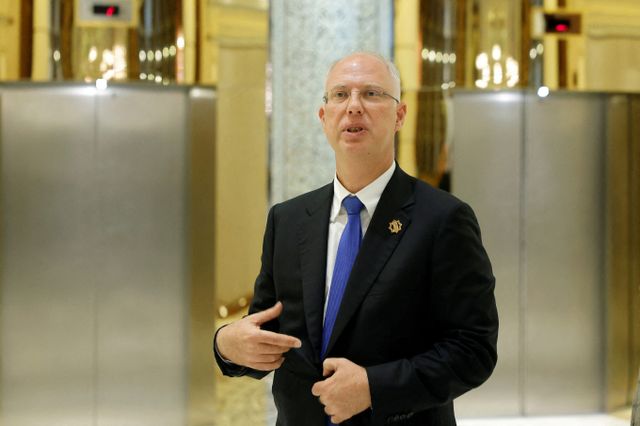 러시아 경제 특사 키릴 드미트리예프 러시아직접투자펀드(RDIF) CEO가 조만간 일론 머스크 테슬라 CEO와 만나 우주 분야 협력을 놓고 논의할 예정이라고 전했다. 사진은 드미트리예프 특사가 지난달 18일 사우디아라비아 리야드에서 열린 미국-러시아 회담 후 기자들을 만나 대화를 나누는 모습. /사진=로이터