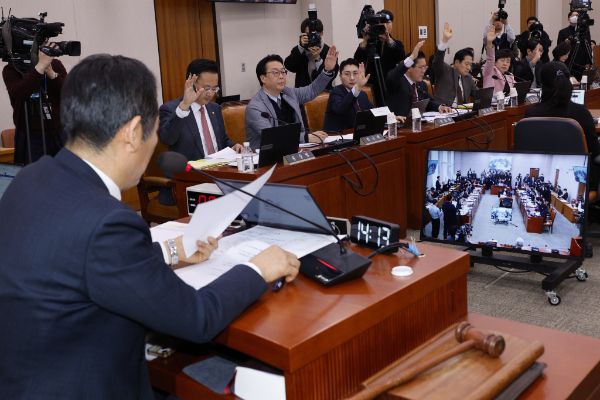 국회 법제사법위원회는 긴급현안질의에 명태균씨를 직접 불러 질의한다. 사진은 19일 오후 서울 여의도 국회에서 열린 제423회 국회(임시회) 법제사법위원회 제2차 전체회의에서 유상범 간사 등 여당 의원들이 명태균 증인 출석요구의 건 반대 표결을 하고 있는 모습. /사진=뉴스1