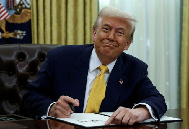 도널드 트럼프 미국 대통령이 우크라이나 지원 중단에 대해 블라디미르 푸틴 러시아 대통령과의 전화 통화에서 논의한 적 없는 문제라고 반박했다. 사진은 트럼프 대통령이 7일(현지시각) 미국 워싱턴D.C 백악관에서 행정명령에 서명하는 모습. /사진=로이터