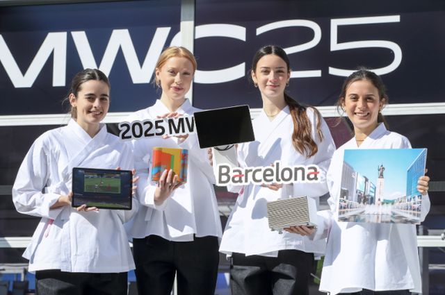 KT 모델들이 MWC2025가 열리는 스페인 바르셀로나 피라 그란비아 전시장 앞에서 K-AI가 적용된 대한민국의 일상을 소개 중이다. /사진=KT
