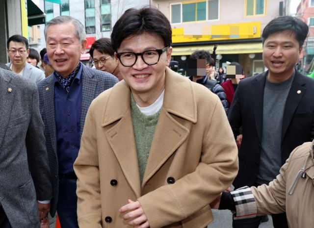 한동훈 국민의힘 전 대표가 2일 오후 서울 종로구 나온 씨어터에서 제2연평해전을 다룬 공연 '바다는 비에 젖지 않는다'를 관람하기 위해 이동하고 있다. /사진=공동취재단(뉴시스) 