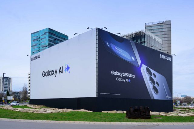 MWC2025가 열리는 스페인 바르셀로나 피라 그란비아 전시관 주변의 삼성전자 외부 광고가 걸려 있다. /사진=삼성전자