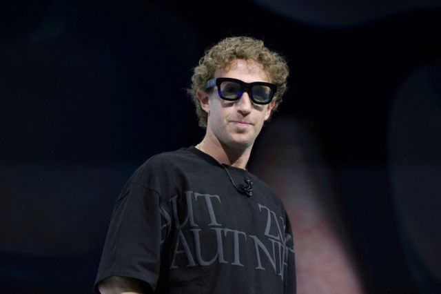 메타가 마크 저커버그 CEO의 내부 발언을 유출한 직원 20여 명을 해고했다. 사진은 저커버그가 지난해 9월25일(현지시각) 미국 캘리포니아의 멘로파크 메타 본사에서 증강현실(AR) 안경 '오라이언'을 처음 공개하던 모습. /사진=로이터