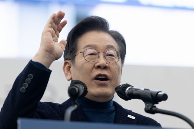이재명 더불어민주당 대표가 촘촘한 사회 안전망으로 취약계층을 지켜야 한다고 목소리를 냈다. 사진은 이 대표가 지난 1일 오후 서울 종로구 안국동 사거리에서 열린 야5당 공동 윤석열 파면 촉구 범국민대회에서 연설하던 모습. 사진=뉴스1