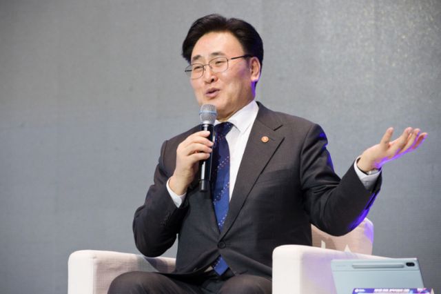 유상임 과학기술정보통신부 장관이 지난달 27일 서울 강서구 코엑스마곡에서 열린 '제11회 미래 과학자와의 대화' 에서 정연욱 성균관대학교 나노공학과 교수 및 학생들과 대화를 나누고 있다. /사진=과학기술정보통신부