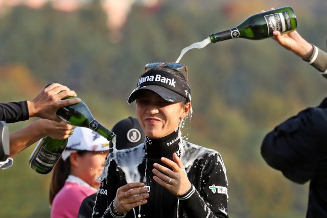 리디아 고가 LPGA 투어 HSBC 위민스 월드 챔피언십(총상금 240만달러)에서 시즌 첫 우승을 거뒀다. 사진은 리디아 고가 2022년 강원도 원주시 오크밸리CC에서 열린 LPGA 투어 BMW레이디스 챔피언십 2022 FR 18번홀에서 우승퍼트를 성공 시킨 뒤 축하를 받던 모습. /사진=뉴스1
