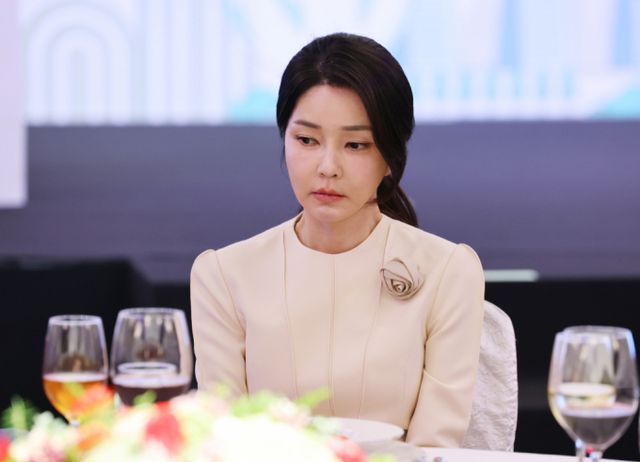 더불어민주당은 윤석열 대통령 부인 김건희 여사의 숙명여대 석사 논문 표절이 확정된 만큼 교육부가 학위 취소를 요청해야 한다고 밝혔다. 사진은 김 여사가 지난해 10월9일(현지시각) 싱가포르 샹그릴라 호텔에서 열린 싱가포르 동포 초청 오찬 간담회에 참석했던 모습. /사진=뉴시스 