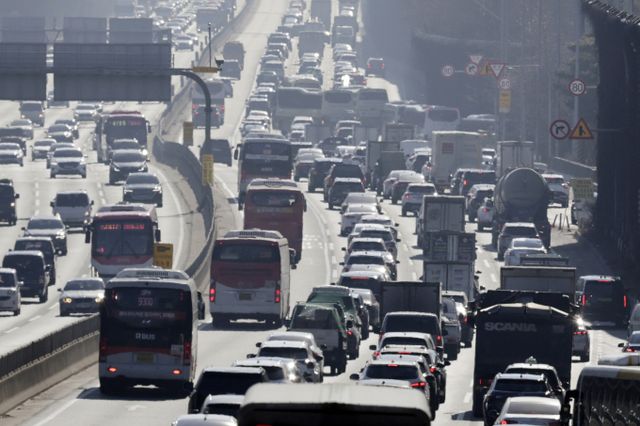 3·1절 연휴 전국 고속도로 곳곳이 혼잡할 전망이다. 사진은 최근 경부고속도로 잠원IC 인근 모습. /사진=뉴시스