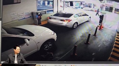 주차장을 나가는 앞차의 꽁무니를 바짝 쫓아 주차 요금을 내지 않고 사라진 운전자가 한문철 TV를 통해 알려져 공분을 사고 있다. /사진=한문철 TV 캡처