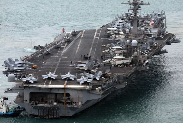 미국 해군의 핵추진 항공모함 '칼빈슨함'(CVN-70)이 2일 오후 부산 남구 해군작전사령부 부산작전기지에 입항했다. /사진=뉴시스 