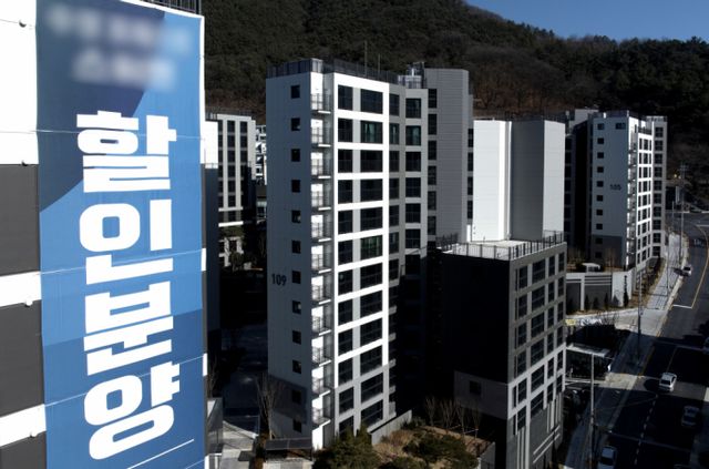 정부가 지방의 악성 미분양 주택 3000가구를 한국토지주택공사(LH)를 통해 감정가 83% 이하로 매입, 임대 후 분양전환한다. 사진은 지난달 대구 수성구의 한 아파트에 할인분양 관련 현수막이 붙어있는 모습. /사진=뉴시스