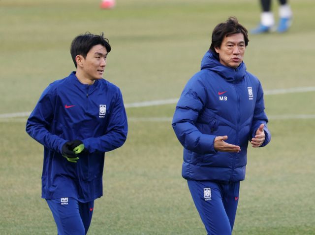 홍명보 축구대표팀 감독이 부상으로 낙마한 김민재의 대체자, 황인범, 조현우의 출전 여부를 두고 고민에 빠졌다. 사진은 지난 19일 경기 고양종합운동장에서 열린 축구대표팀 훈련을 진행 중인 황인범(왼쪽)과 홍명보 축구대표팀 감독의 모습. /사진=뉴시스 
