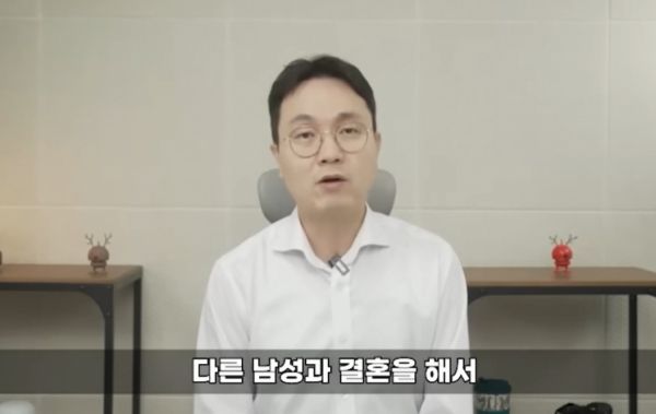 유튜버 이진호가 배우 고 김새론의 사생활을 폭로해 뭇매를 맞고 있다.사진은 유튜버 이진호가 김새론의 결혼설을 주장하는 모. /사진=유튜브 채널 '연예뒤통령 이진호' 캡처