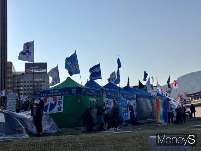 지난 19일 오후 광화문 서십자각 앞에 설치된 부스들의 모습. 시민들은 부스에서 다른 집회 참가자들에게 물, 핫팩, 간식 등을 나눠줬다. /사진=박세희 기자