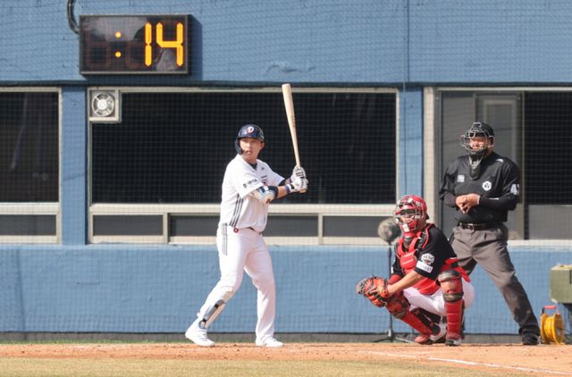 2025시즌 개막을 앞둔 KBO리그가 다양한 변화를 앞두고 있다. 사진은 지난 14일 서울 송파구 잠실야구장에서 열린 두산 베어스와 KIA타이거즈의 시범경기에서 피치클락이 적용된 모습. /사진=뉴시스