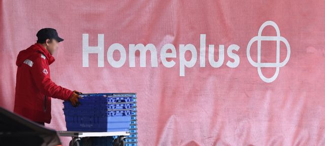 홈플러스가 회생절차 개시 이후로 매출이 성장하고 있다고 전했다. 20일 서울 소재 한 홈플러스 매장 앞으로 직원이 이동하고 있다. /사진=뉴스1