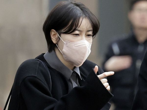 검찰이 문재인 전 대통령의 딸 문다혜씨에게 징역 1년을 구형했다. 사진은 문재인 전 대통령의 딸 문다혜씨가 20일 서울 마포구 서울서부지방법원에서 열린 음주운전·불법 숙박업 혐의 공판을 마친 뒤 법원을 나서고 있는 모습. /사진=뉴시스