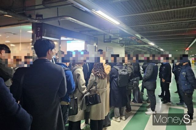 서울 강남구 포스코센터에서 20일 포스코홀딩스의 주총이 열린 가운데 주총장 입장이 막힌 노조원들이 보안직원들과 대치하는 상황도 벌어졌다. /사진=최유빈 기자